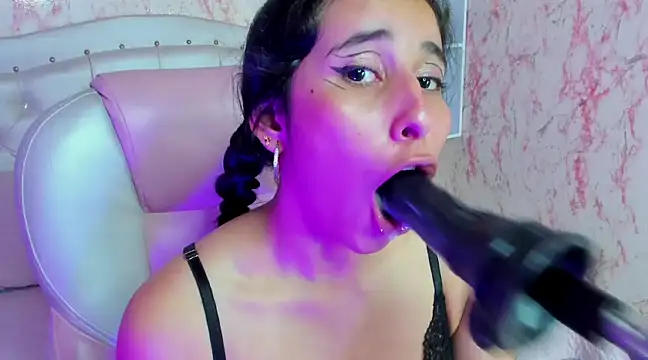 VICTORIA HOUSTON online show from February 25, 2025, 7:58 pm