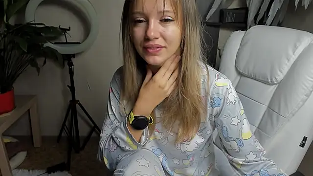 Snapshot of foxy_blond chatting on September 18, 2025, 12:23 am foxy blond online show from September 18, 2025, 12:23 am