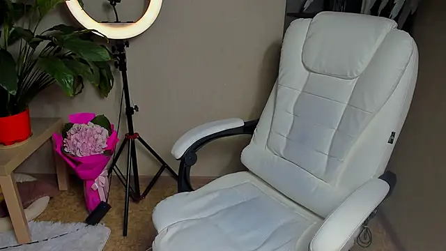 Snapshot of foxy_blond chatting on October 6, 2025, 12:19 am foxy blond online show from October 6, 2025, 12:19 am