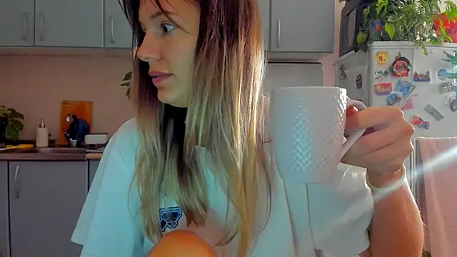 Snapshot of foxy_blond chatting on October 18, 2025, 12:13 am foxy blond online show from October 18, 2025, 12:13 am