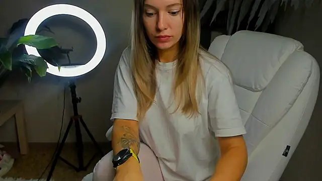 Snapshot of foxy_blond chatting on October 22, 2025, 11:26 pm foxy blond online show from October 22, 2025, 11:26 pm