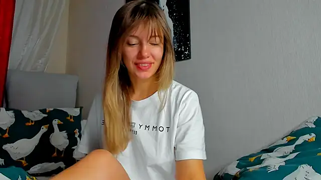 Snapshot of foxy_blond chatting on November 3, 2025, 12:13 am foxy blond online show from November 3, 2025, 12:13 am