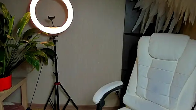 Snapshot of foxy_blond chatting on November 4, 2025, 12:21 am foxy blond online show from November 4, 2025, 12:21 am