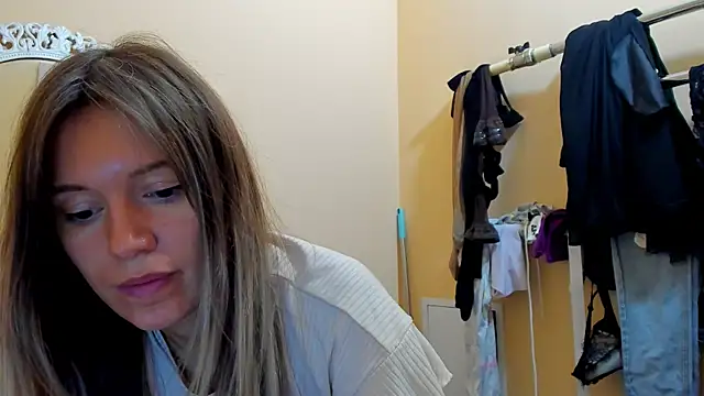 Snapshot of foxy_blond chatting on November 4, 2025, 12:26 pm foxy blond online show from November 4, 2025, 12:26 pm