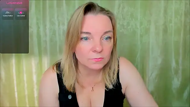 Snapshot of Regina__blue chatting on February 11, 2025, 6:22 pm Regina blue online show from February 11, 2025, 6:22 pm