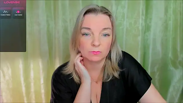 Snapshot of Regina__blue chatting on March 22, 2025, 5:52 pm Regina blue online show from March 22, 2025, 5:52 pm