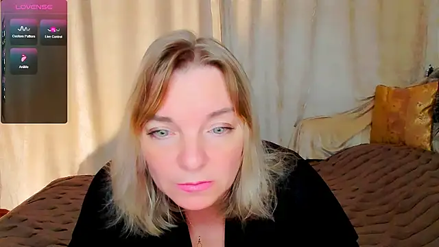 Snapshot of Regina__blue chatting on September 21, 2025, 3:57 pm Regina blue online show from September 21, 2025, 3:57 pm