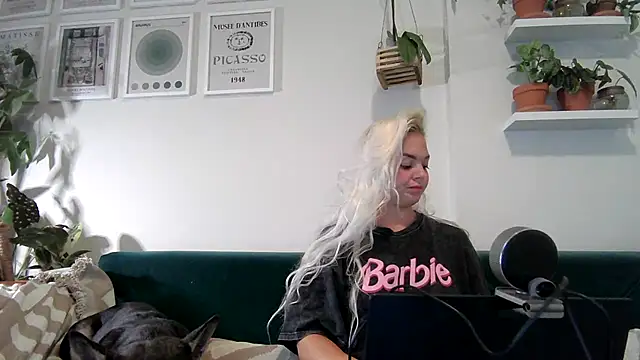 Snapshot of badblondebunny chatting on February 22, 2025, 12:05 am badblondebunny online show from February 22, 2025, 12:05 am