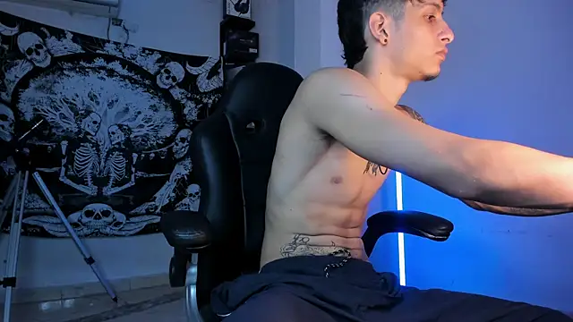 Snapshot of Snakebutterfly chatting on December 16, 2025, 12:04 am Snakebutterfly online show from December 16, 2025, 12:04 am