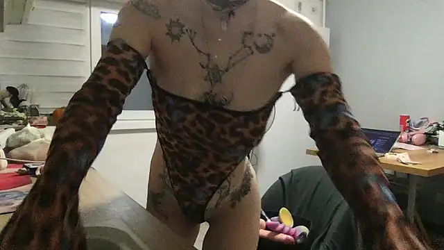 MoonAgnes online show from November 17, 2025, 4:24 pm