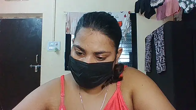 Hotmilfxox online show from July 18, 2026, 8:18 am