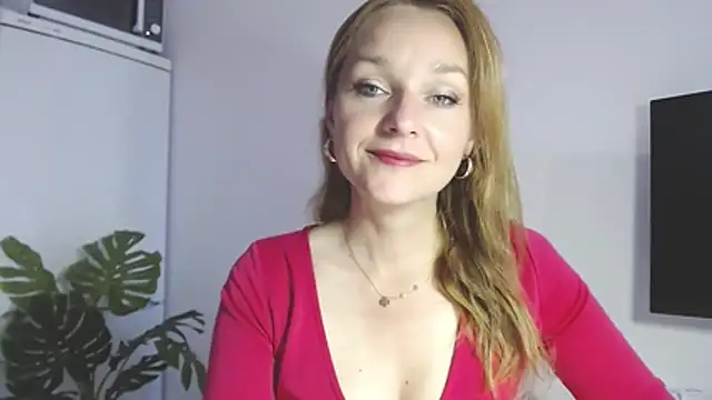 Snapshot of AliciaDesire chatting on May 6, 2026, 6:08 am AliciaDesire online show from May 6, 2026, 6:08 am