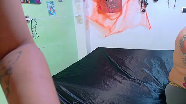 Snapshot of clydexxxbunny chatting on October 25, 2025, 12:18 am clydexxxbunny online show from October 25, 2025, 12:18 am