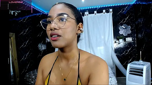 Snapshot of Hillary_queen chatting on October 3, 2025, 12:46 pm Hillary queen online show from October 3, 2025, 12:46 pm