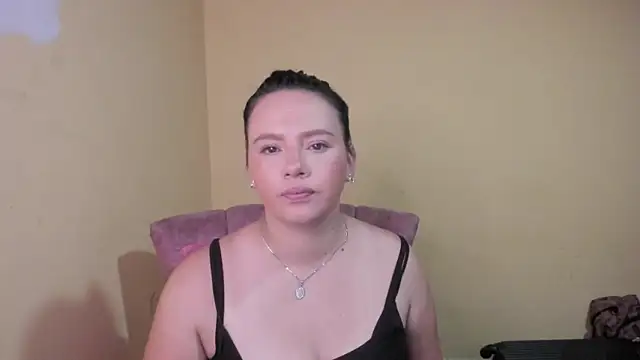 lauraguzman online show from June 3, 2026, 2:58 am