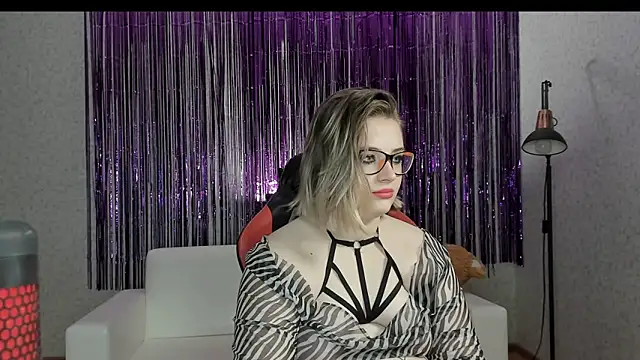 Snapshot of Seductive_She_Wolf chatting on February 12, 2025, 2:14 am Seductive She Wolf online show from February 12, 2025, 2:14 am