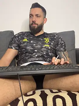 Snapshot of LoveIsBlind_ chatting on November 26, 2025, 10:11 pm LoveIsBlind online show from November 26, 2025, 10:11 pm