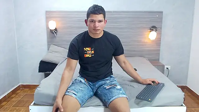 Snapshot of Loony_Zion chatting on October 6, 2025, 2:36 pm Loony Zion online show from October 6, 2025, 2:36 pm