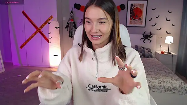 Bellla Haddid online show from October 24, 2025, 1:46 am