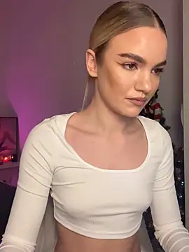 Snapshot of Heidi11 chatting on December 23, 2024, 5:43 pm Heidi11 online show from December 23, 2024, 5:43 pm