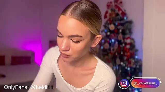 Snapshot of Heidi11 chatting on December 23, 2024, 8:47 pm Heidi11 online show from December 23, 2024, 8:47 pm