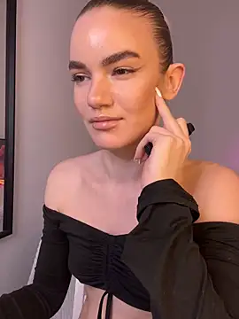 Snapshot of Heidi11 chatting on December 28, 2024, 7:43 pm Heidi11 online show from December 28, 2024, 7:43 pm