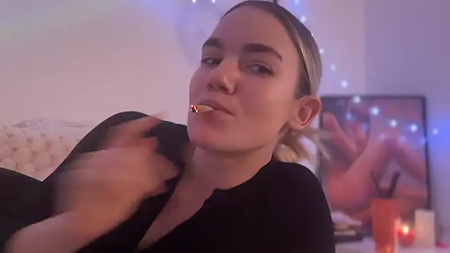 Snapshot of Heidi11 chatting on January 17, 2025, 10:23 pm Heidi11 online show from January 17, 2025, 10:23 pm