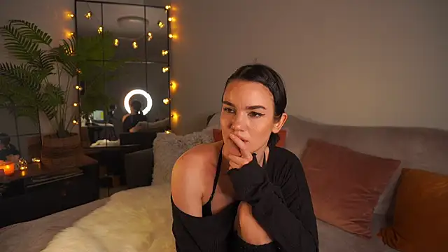 Snapshot of Heidi11 chatting on October 19, 2025, 7:47 pm Heidi11 online show from October 19, 2025, 7:47 pm