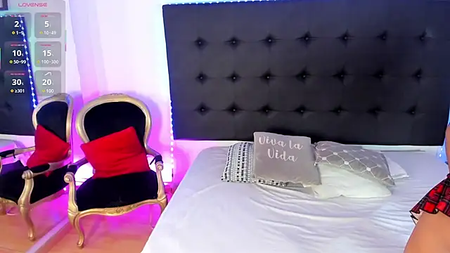 Snapshot of SaraDreamss chatting on February 18, 2025, 8:36 pm SaraDreamss online show from February 18, 2025, 8:36 pm