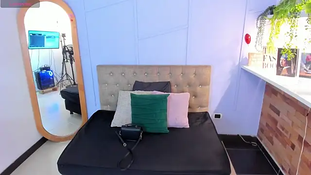 Snapshot of amber-hill chatting on July 7, 2026, 12:09 pm amber-hill online show from July 7, 2026, 12:09 pm