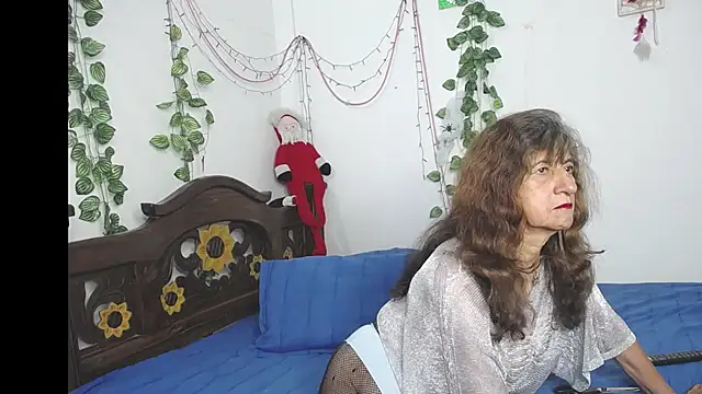 Snapshot of DominaLeona chatting on November 19, 2025, 7:58 pm DominaLeona online show from November 19, 2025, 7:58 pm