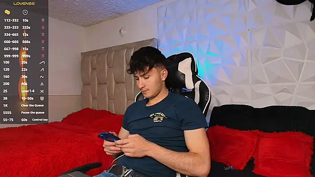 Snapshot of santyago_taylor chatting on December 10, 2024, 10:05 pm santyago taylor online show from December 10, 2024, 10:05 pm