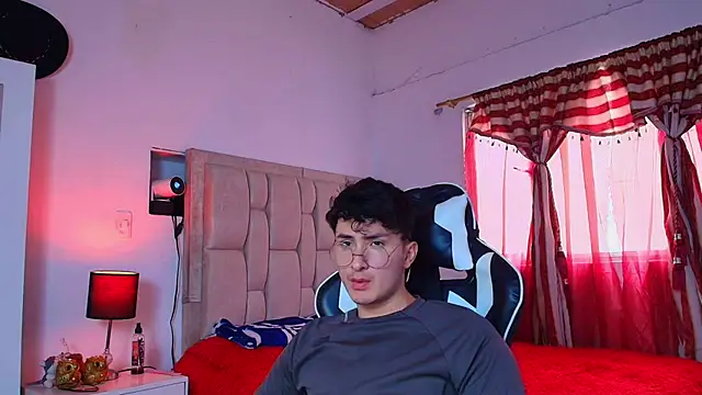 Snapshot of santyago_taylor chatting on December 18, 2024, 6:25 pm santyago taylor online show from December 18, 2024, 6:25 pm