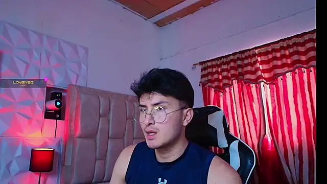 Snapshot of santyago_taylor chatting on January 13, 2025, 6:05 pm santyago taylor online show from January 13, 2025, 6:05 pm