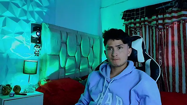 Snapshot of santyago_taylor chatting on March 17, 2025, 6:32 pm santyago taylor online show from March 17, 2025, 6:32 pm