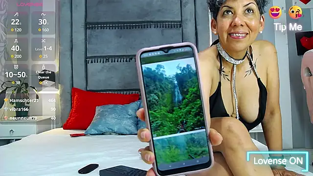 Julianewell online show from March 5, 2025, 3:29 pm