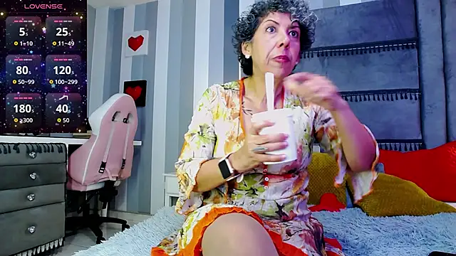 Julianewell online show from April 1, 2026, 12:39 pm