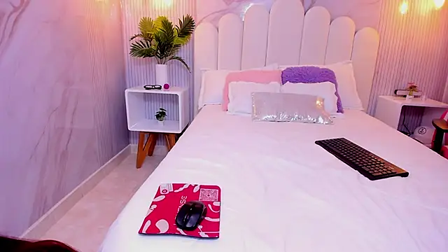 Snapshot of Carohorny4u chatting on October 8, 2025, 8:17 pm Carohorny4u online show from October 8, 2025, 8:17 pm