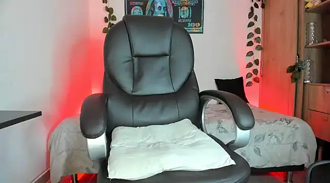 mikee scooth online show from February 26, 2025, 4:25 am