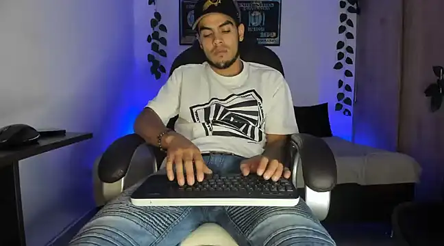 mikee scooth online show from March 13, 2025, 3:44 am