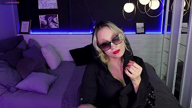 Queen Anna  online show from January 11, 2025, 7:49 pm