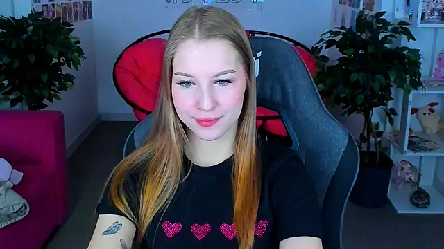 Snapshot of CuteMousee chatting on December 21, 2024, 2:30 am CuteMousee online show from December 21, 2024, 2:30 am