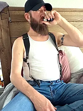 Snapshot of Icebearsticlese chatting on February 11, 2026, 9:53 pm Icebearsticlese online show from February 11, 2026, 9:53 pm