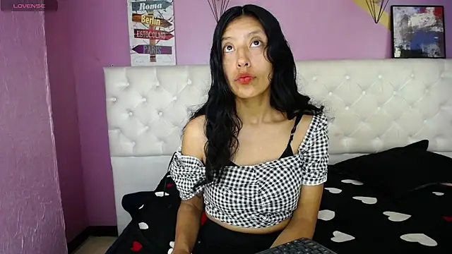 karolinee 66  online show from December 7, 2024, 5:04 am