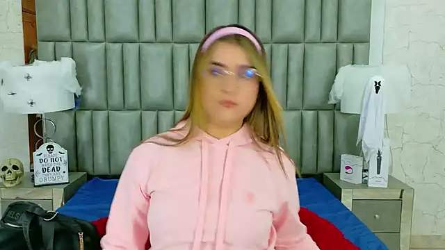 Snapshot of ZoehRoux chatting on October 15, 2025, 4:01 am ZoehRoux online show from October 15, 2025, 4:01 am