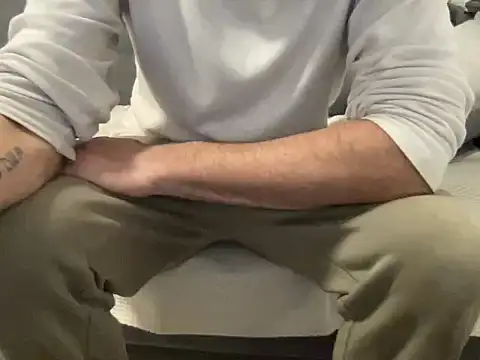 4small4inchlol online show from March 24, 2026, 4:01 pm