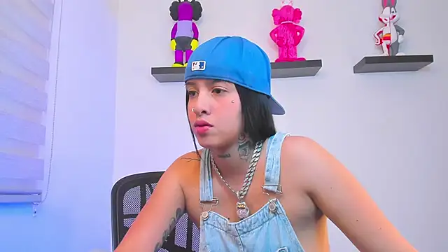 Snapshot of Gangster_Girl chatting on December 17, 2024, 10:32 pm Gangster Girl online show from December 17, 2024, 10:32 pm