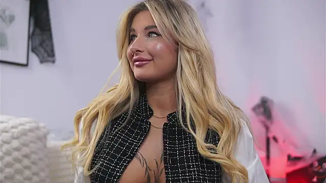 Snapshot of AvaShayy chatting on October 21, 2025, 9:37 pm AvaShayy online show from October 21, 2025, 9:37 pm