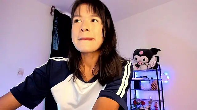 meganthompsonn22 online show from March 10, 2026, 12:32 pm