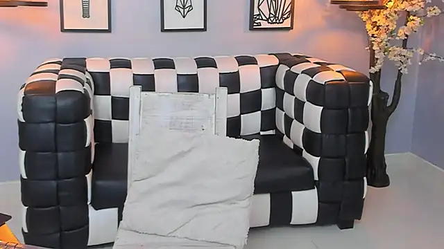 Snapshot of SARAFOXX_ chatting on December 6, 2024, 12:23 am SARAFOXX online show from December 6, 2024, 12:23 am